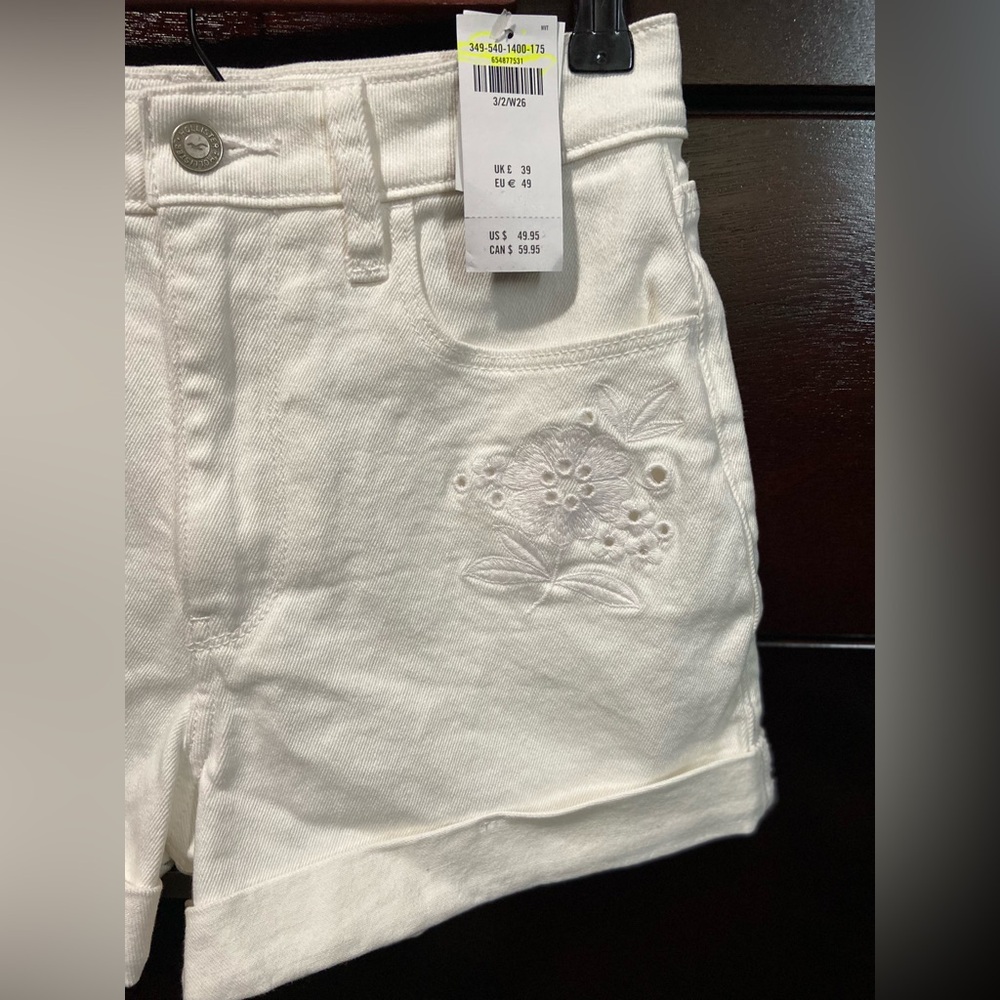 HOLLISTER ULTRA HIGH-RISE EMBROIDERED WHITE DENIM MOM SHORTS - Picture 3 of 5